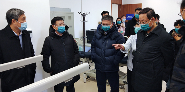 图为中康领导参观康复训练场地